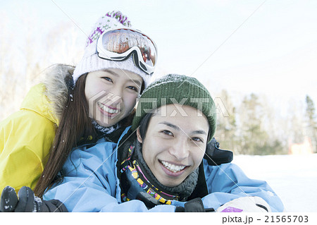 雪の上に寝転ぶ20代カップル 21565703
