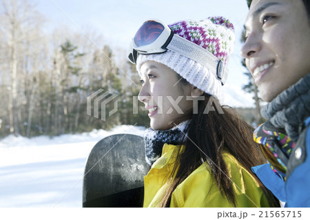 スキー場にいるカップル 21565715