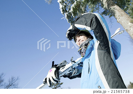 スキーをする20代男性 スキーをする20代男性 21565738