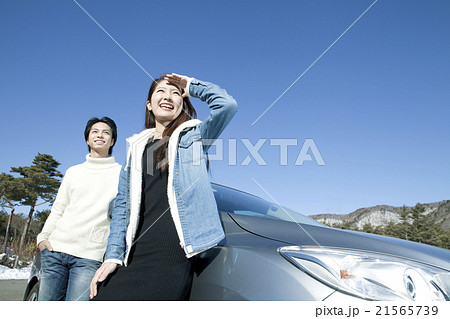 ドライブするカップル 21565739