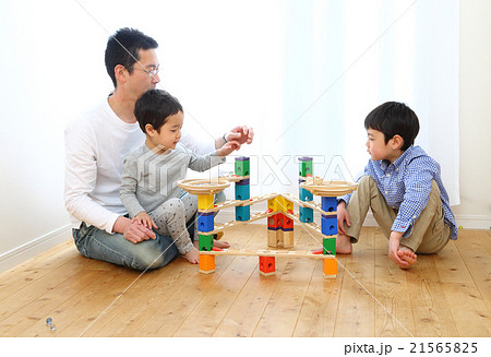 ツミキで遊ぶ子供とお父さん ツミキで遊ぶ子供とお父さん 21565825
