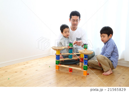 ツミキで遊ぶ子供とお父さん 21565829