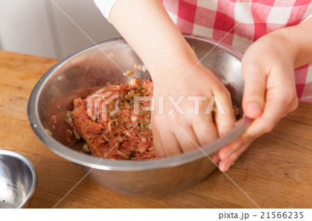 挽肉と玉ネギをかき混ぜるシーン 21566235