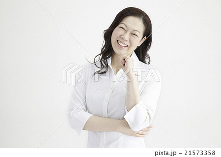 40代女性爽や語りかけポーズ自然光ポートレイト 40代女性爽や語りかけポーズ自然光ポートレイト 21573358