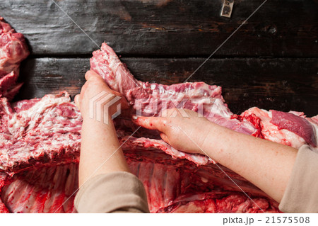 Butchery shop. Butcher separate meat from ribes. 21575508
