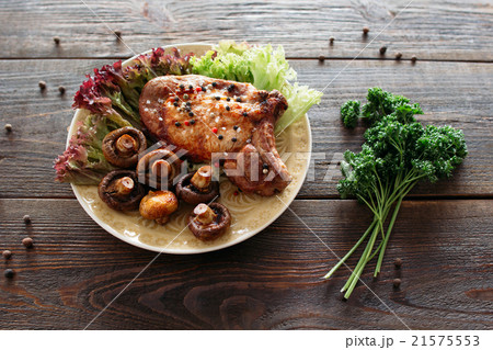 Grilled meat steak with lettuce and mushrooms  21575553
