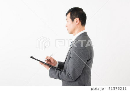 書類をチェックするビジネスマン 21576211