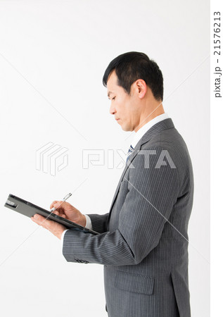 書類をチェックするビジネスマン 21576213