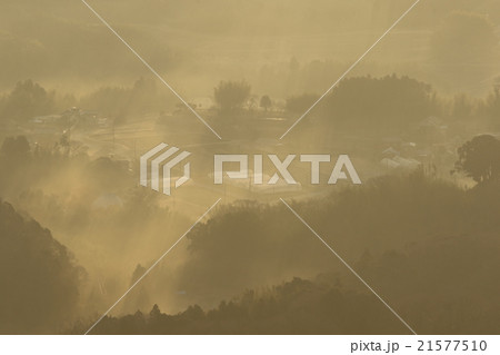 朝陽と集落 21577510