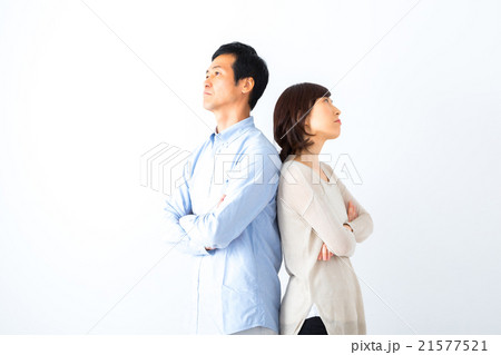 腕組みをして背中合わせ　男性と女性　喧嘩する夫婦　男の人　女の人　ポートレート　バコピースペース　 21577521