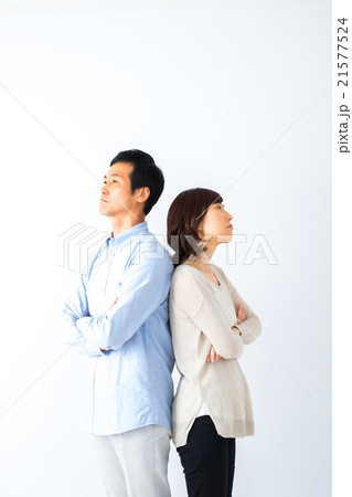 腕組みをして背中合わせ　男性と女性　喧嘩する夫婦　男の人　女の人　ポートレート　バコピースペース　 21577524