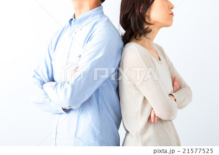 腕組みをして背中合わせ　男性と女性　喧嘩する夫婦　男の人　女の人　ポートレート　バコピースペース　 21577525