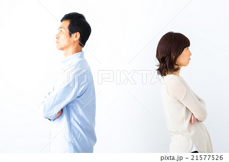 腕組みをして背中合わせ　男性と女性　喧嘩する夫婦　男の人　女の人　ポートレート　バコピースペース　 21577526