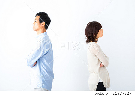 腕組みをして背中合わせ 男性と女性 喧嘩する夫婦 男の人 女の人 ポートレート バコピースペース の写真素材