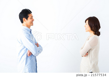 腕組みをして正面 仲直り 男性と女性 喧嘩する夫婦 男の人 女の人 ポートレート バコピースペース の写真素材
