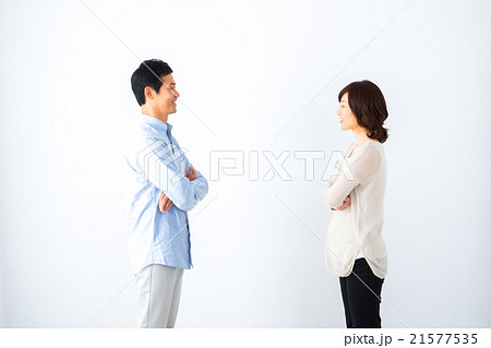 腕組みをして正面　仲直り　男性と女性　喧嘩する夫婦　男の人　女の人　ポートレート　バコピースペース　 21577535