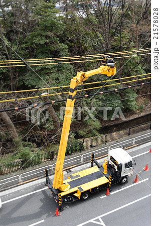 作業中のトラック搭載型高所作業車の写真素材