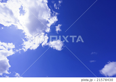 快晴天青空と白い雲に隠れた太陽背景イメージ完成予想図パース素材合成用写真壁紙コピースペース横 21578430