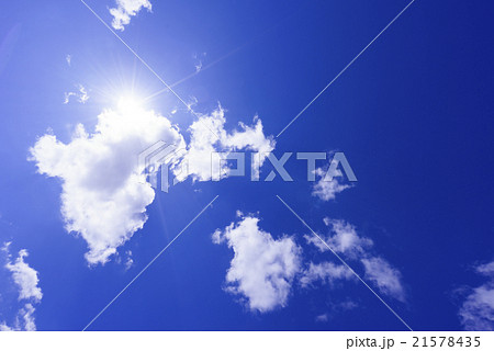 快晴天青空と白い雲から顔を出す太陽の背景イメージ完成予想図パース素材合成用写真壁紙コピースペース横 21578435