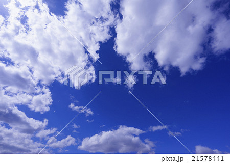 快晴天青空と白い雲の背景イメージ完成予想図パース素材合成用写真壁紙コピースペース横の写真素材