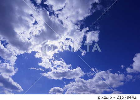 快晴天青空と白い雲の背景イメージ完成予想図パース素材合成用写真壁紙コピースペース横の写真素材