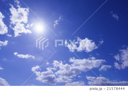 快晴天青空と白い雲と太陽の光芒の背景イメージ完成予想図パース素材合成用写真壁紙コピースペース横の写真素材