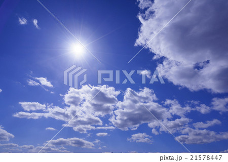 快晴天青空と白い雲と太陽の光芒の背景イメージ完成予想図パース素材合成用写真壁紙コピースペース横 21578447