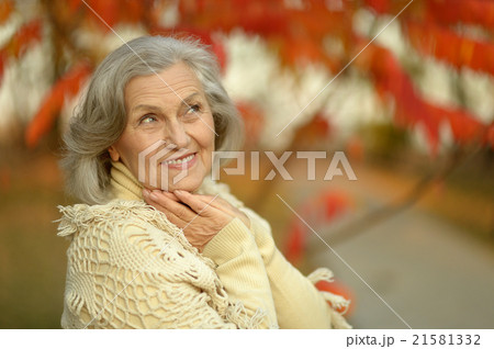 senior woman in  autumn park 21581332