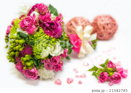 A wedding bouquet with green chrysanthemums, a but A wedding bouquet with green chrysanthemums, a but 21582765