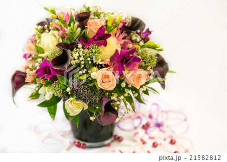 A wedding bouquet with brown callas in a brown vas 21582812