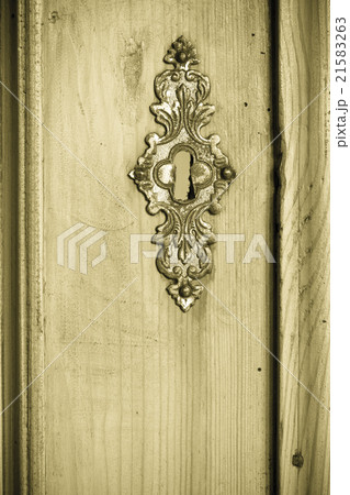 Closeup vintage wooden door with metal ornament 21583263