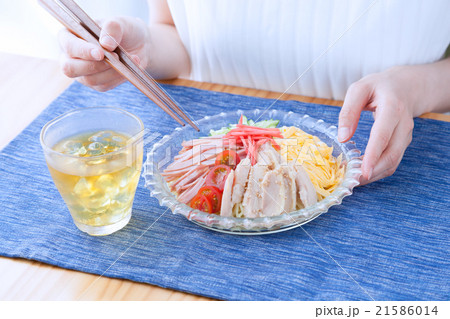 冷やし中華を食べる女性　ガラス器 21586014