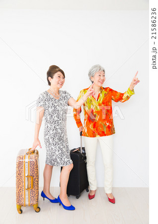 2人のシニア女性 2人のシニア女性 21586236