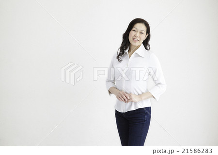 40代女性爽や語りかけ自然光ポートレイト 40代女性爽や語りかけ自然光ポートレイト 21586283