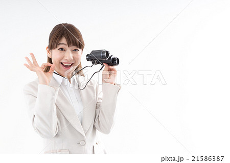 双眼鏡を持つ笑顔の女性 21586387