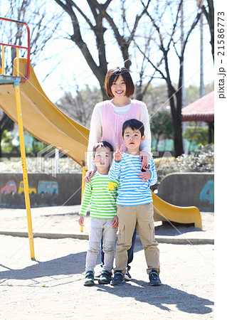 保母さんと子供達 21586773