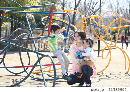 保母さんと子供達 21586992