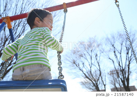ブランコに乗る男の子 ブランコに乗る男の子 21587140