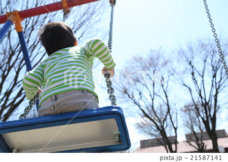 ブランコに乗る男の子 ブランコに乗る男の子 21587141