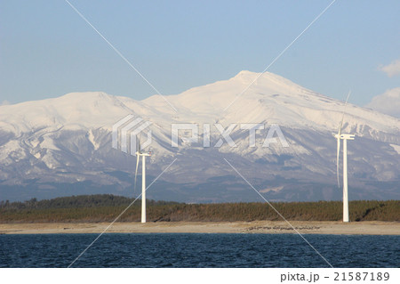 残雪の鳥海山と風車 21587189