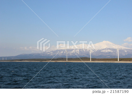 残雪の鳥海山と風車 21587190