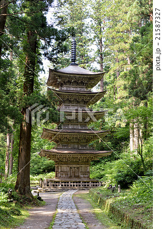 初夏の羽黒山五重塔 初夏の羽黒山五重塔 21587327