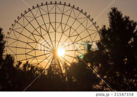葛西臨海公園の観覧車、上る朝日 21587358