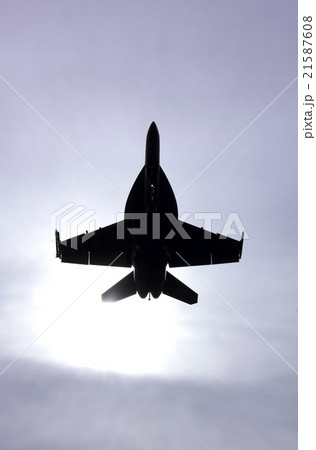 太陽を背に大空を飛行する米海軍の空母艦載機FA-18Eスーパーホーネット戦闘攻撃機 21587608