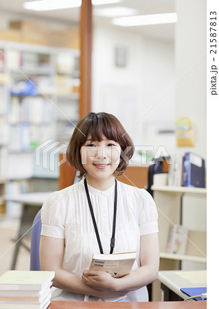 図書館で働く女性 図書館で働く女性 21587813