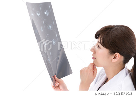 レントゲン写真をみる女性の写真素材