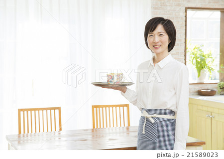 エプロンの50代女性 エプロンの50代女性 21589023