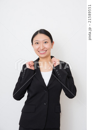 ガッツポーズをとる20代女性 ガッツポーズをとる20代女性 21589551