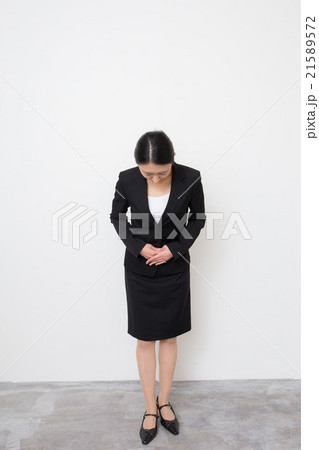 謝罪をする20代女性 21589572