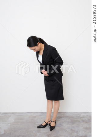 謝罪をする20代女性 21589573